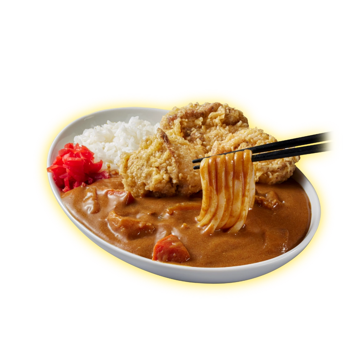 唐揚げのせカレーうどんにご飯と福神漬けが添えられた写真
