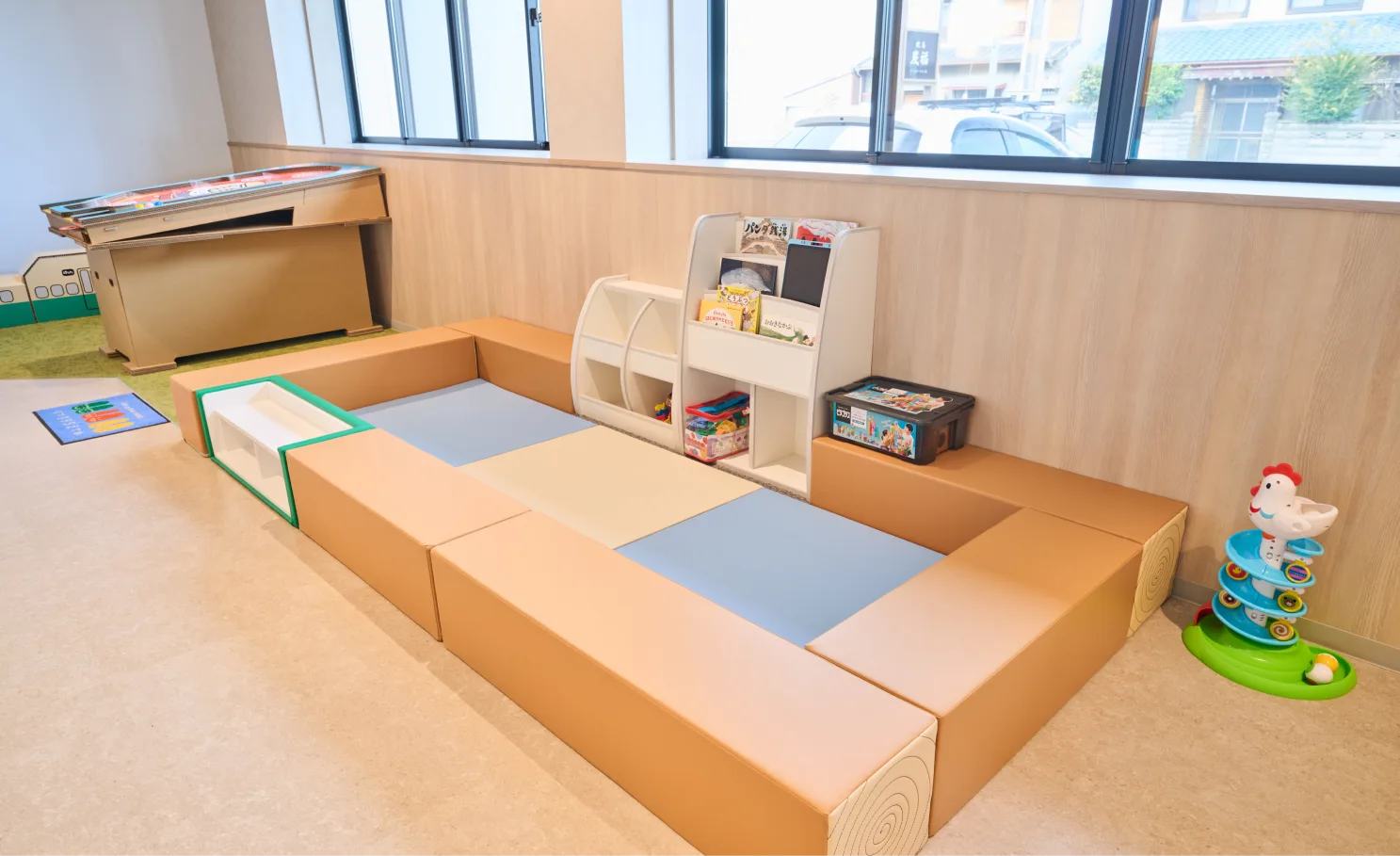 クッション遊具や絵本棚のあるキッズスペース
