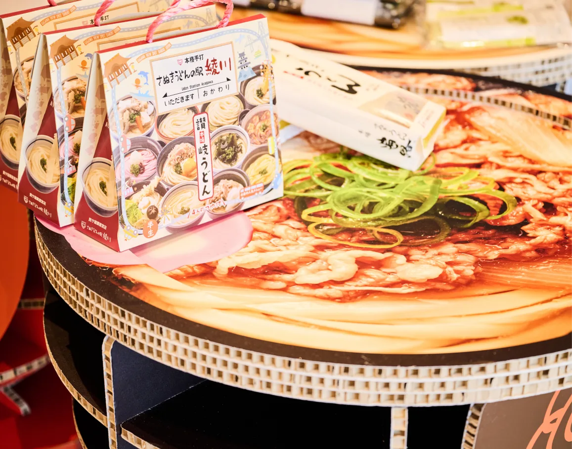 うどん鉢オブジェの上に並ぶさぬきうどんのお土産